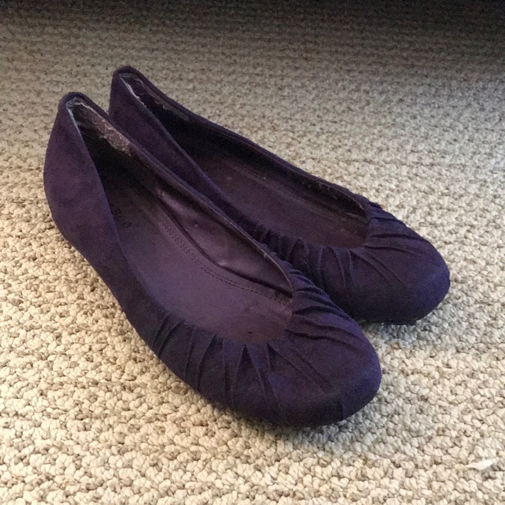 Purple flats feat. pleated design